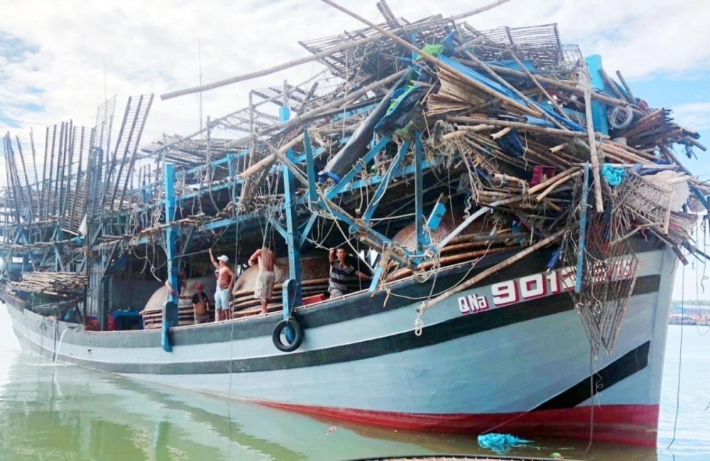 Các tàu Hải quân tích cực tìm kiếm ngư dân mất tích ở Quảng Nam